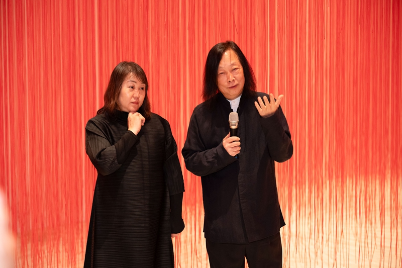 盐田千春（左）