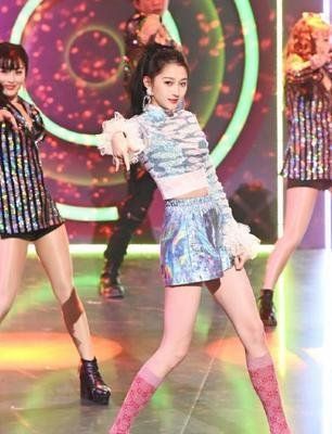 聚点股 关晓彤妆造评价