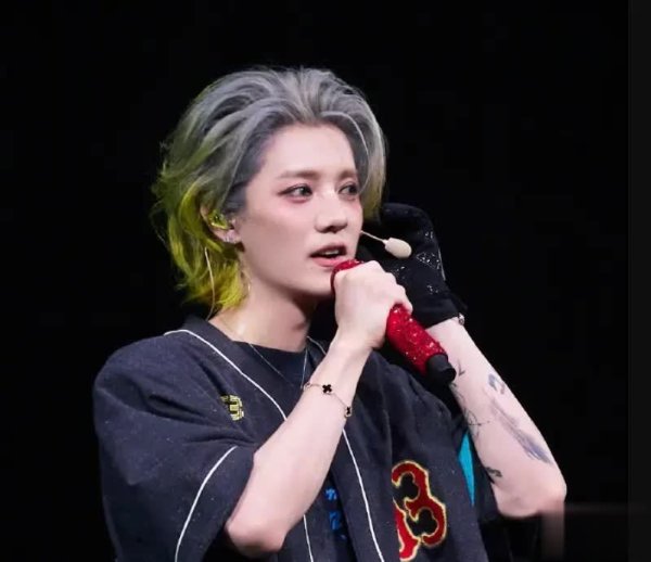 深金优配 鹿晗演唱会自嘲“就我一人慢慢变老了吗”，引热议！