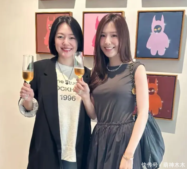 同花顺配资 网友分享跟小S合影，笑容灿烂举杯庆祝女儿画展，评论区直接翻车