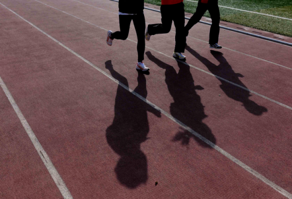 中玉束哈 大学生花钱找“代跑”？体育锻炼不应困在APP里